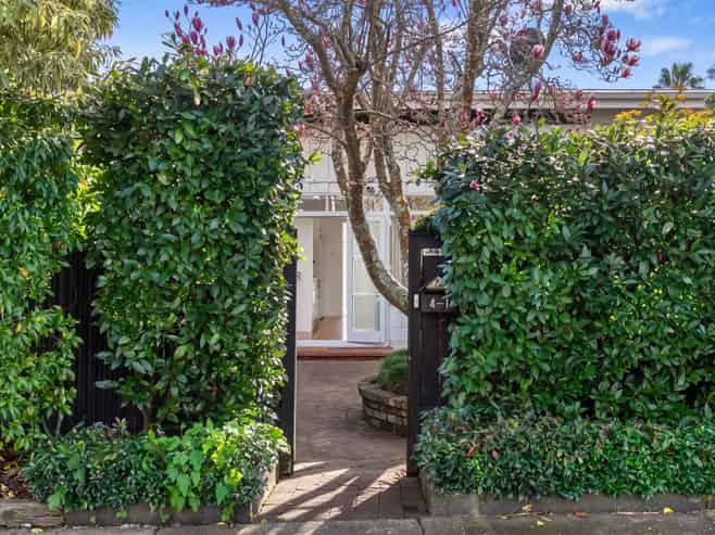 4/1 Saratoga Avenue, Herne Bay