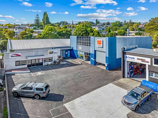 1,369sqm industrial with surplus yard space