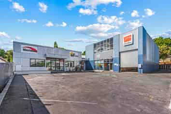 1,369sqm industrial wtih surplus yard space