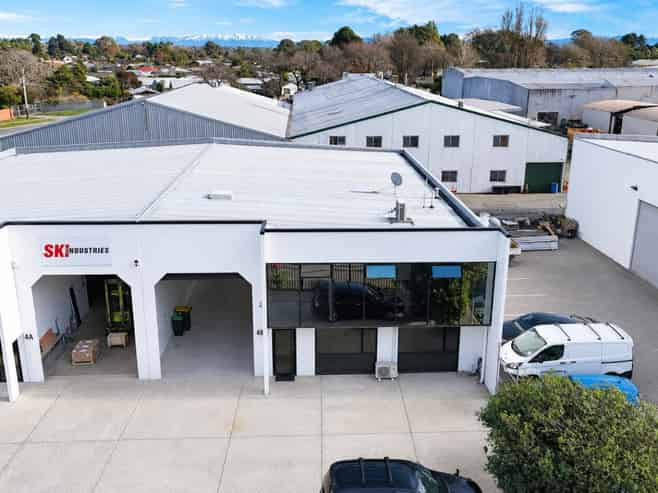 Warehouse, office and live-work accommodation