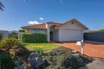 8 Elsa Kidson Court, Stoke