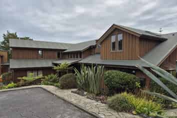 1 The Knoll, Greenhithe