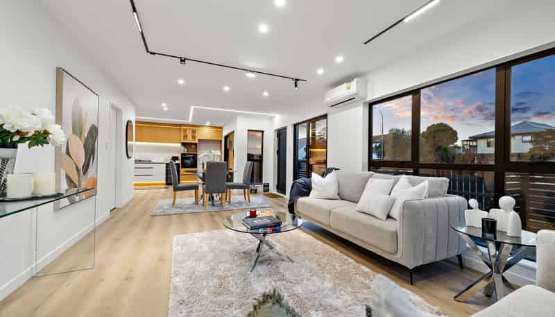 2/31 Akoranga Drive, Northcote