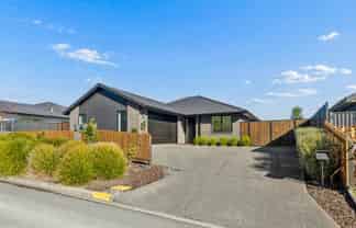 11 Springwater Lane, Pyes Pa