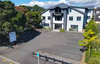Commanding Office Building with Huge Exposure