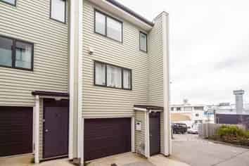 2/11 Gordon Place, Newtown