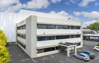 EXCELLENT EPSOM PREMISES WITH 16 PARKS
