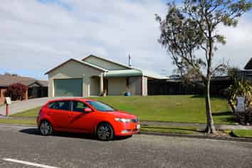 7 Elizabeth Grove, Stratford