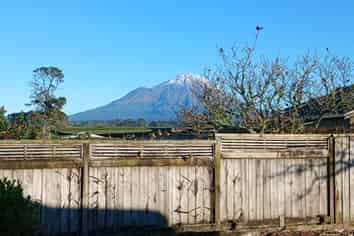7 Elizabeth Grove, Stratford