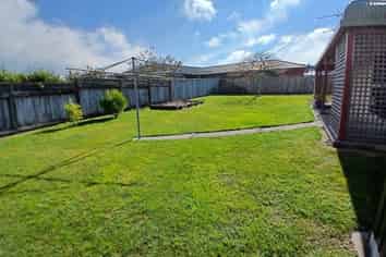 7 Elizabeth Grove, Stratford