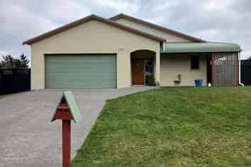 7 Elizabeth Grove, Stratford