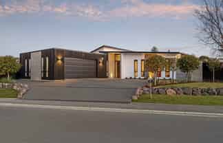 13 Carnaveron Drive, Lincoln