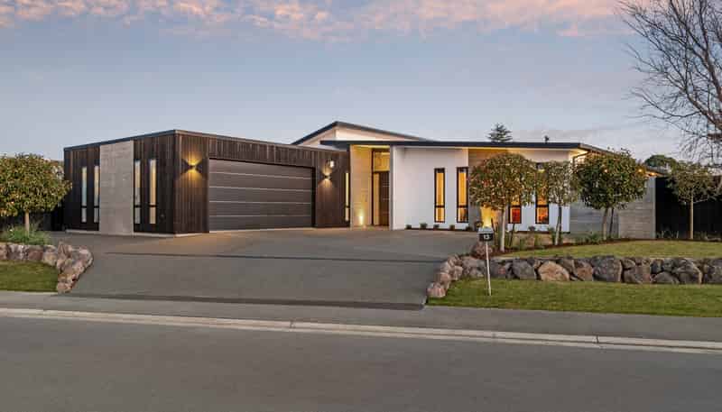 13 Carnaveron Drive, Lincoln