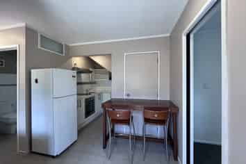 16 Kerlin Cres (left unit), West Harbour