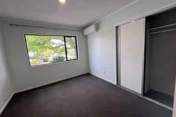 16 Kerlin Cres (left unit), West Harbour