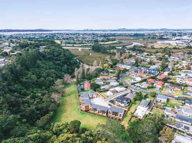 8-10 Lowtherhurst Road, Massey
