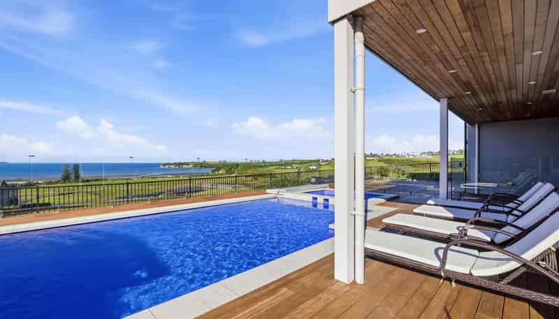 11 Rongoa Road, Okura