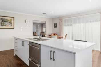 8 Fearnley Grove, Pyes Pa