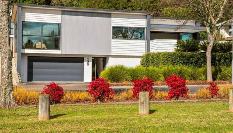 135 Lakes Boulevard, Pyes Pa