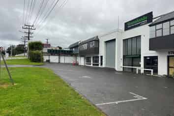 WAREHOUSE WITH DRIVE-THROUGH ACCESS
