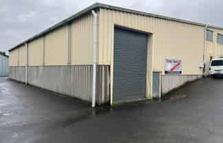 WAREHOUSE WITH DRIVE-THROUGH ACCESS
