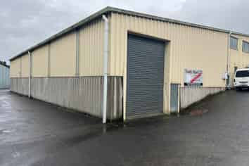 WAREHOUSE WITH DRIVE-THROUGH ACCESS
