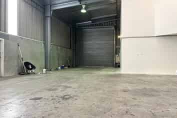 WAREHOUSE WITH DRIVE-THROUGH ACCESS
