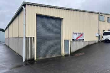 WAREHOUSE WITH DRIVE-THROUGH ACCESS
