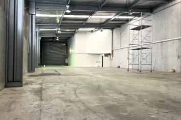 WAREHOUSE WITH DRIVE-THROUGH ACCESS
