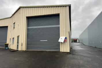 WAREHOUSE WITH DRIVE-THROUGH ACCESS
