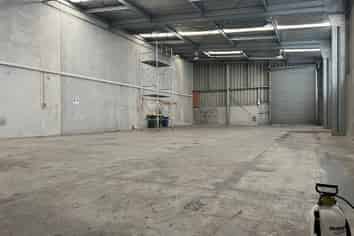 WAREHOUSE WITH DRIVE-THROUGH ACCESS
