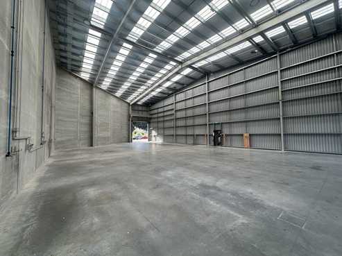 High stud warehouse with excellent truck access