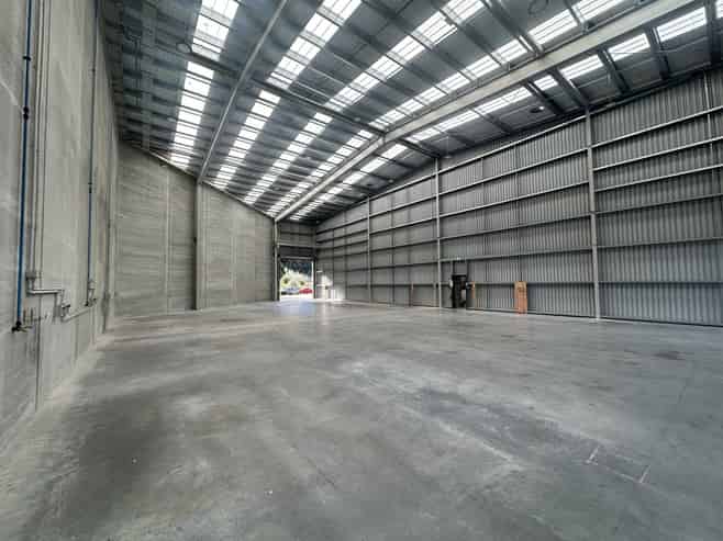 High stud warehouse with excellent truck access