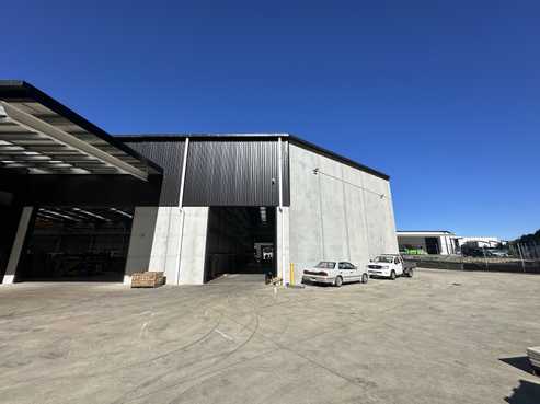 High stud warehouse with excellent truck access