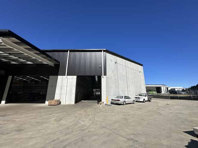 High stud warehouse with excellent truck access