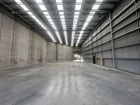 High stud warehouse with excellent truck access