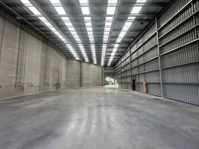 High stud warehouse with excellent truck access