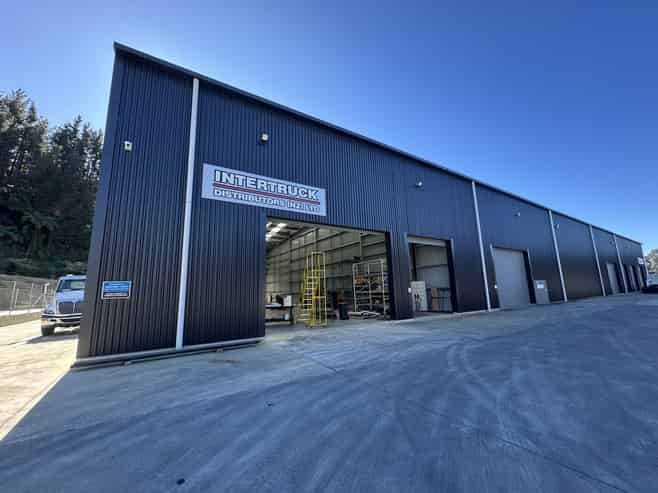 High stud warehouse with excellent truck access