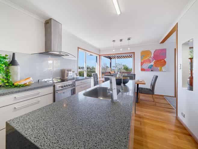 51 Ravenwood Drive, Forrest Hill