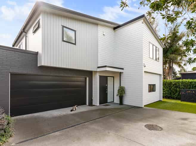30C Pembroke Crescent, Glendowie