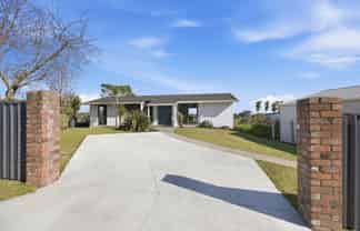 17A St Ives Grove, Whalers Gate