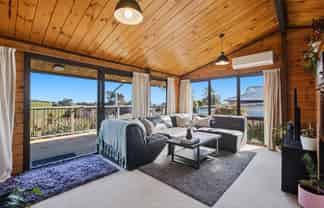 17A St Ives Grove, Whalers Gate