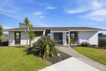 17A St Ives Grove, Whalers Gate