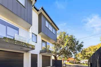 37 Erima Avenue, Point England
