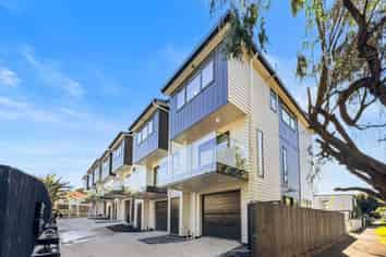 37 Erima Avenue, Point England
