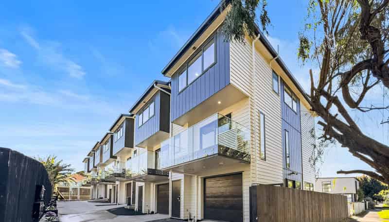 37 Erima Avenue, Point England