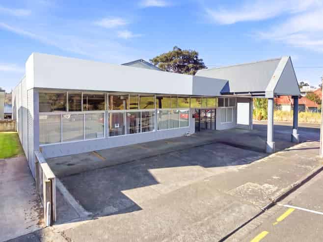 946sqm commercial facility with 20 on-site parks