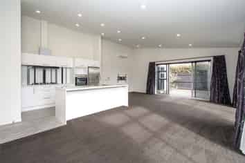 18 Champagne Avenue, Yaldhurst