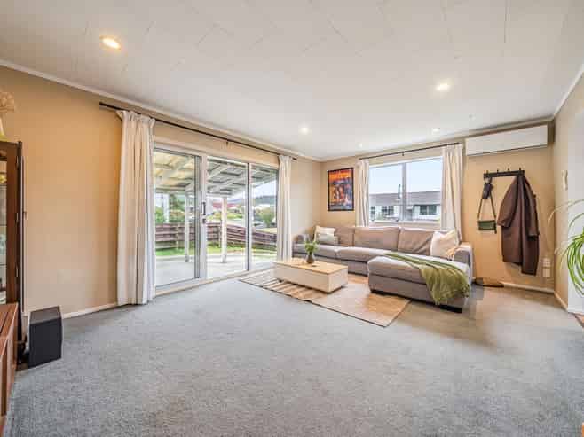 1/3 Omaha Grove, Totara Park
