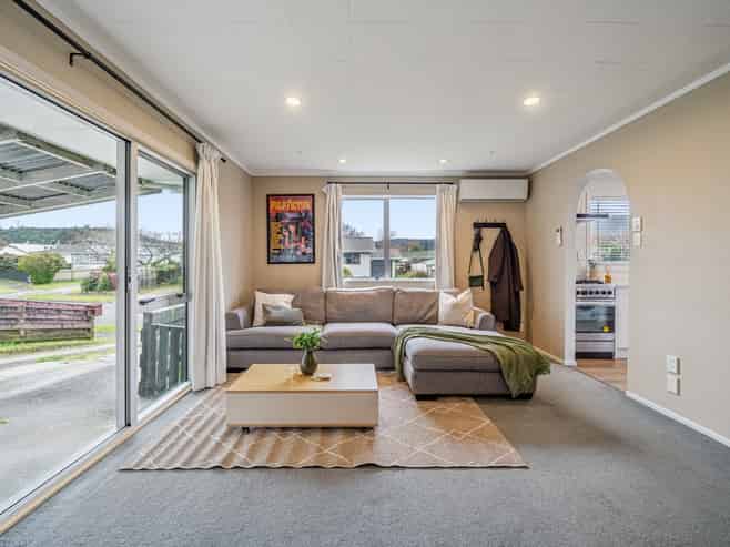 1/3 Omaha Grove, Totara Park